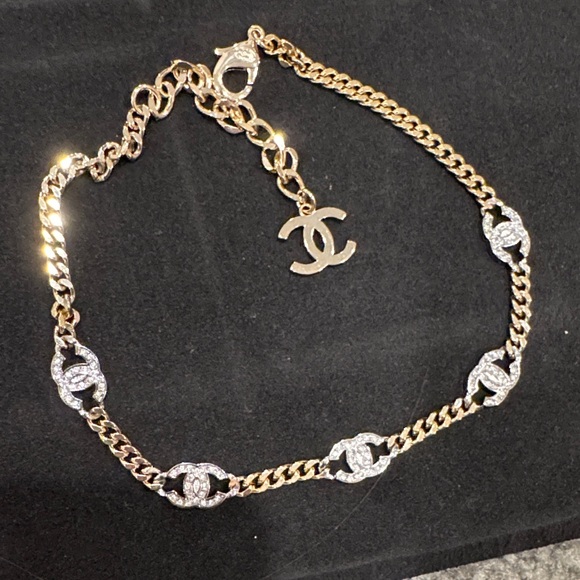 Classic 5 cc logo choker